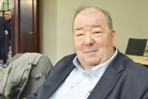 Friedhelm Lueg freut sich über das Pilotprojekt auf der Hattinger Straße. Der neue Radweg soll für mehr Sicherheit sorgen.