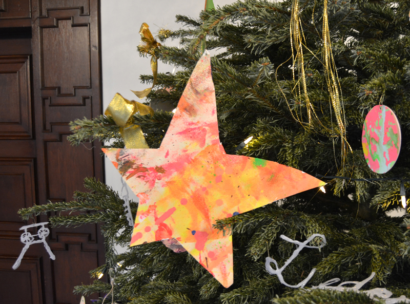 SPD-Ratsfraktion Bochum: Kinder und Jugendliche der Freitagsmaler-Gruppe des Kunstmeusems Bochum haben 2017 den Tannenbaum auf dme Repräsnetationsflur des Bochumer Rathauses geschmückt.