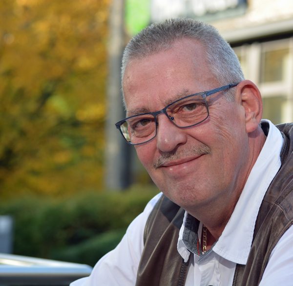 SPD-Ratsmitglied Reiner Rogall begrüßt den Bolzplatz-Umzug in Höntrop.