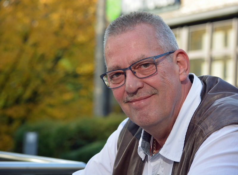SPD-Ratsmitglied Reiner Rogall begrüßt den Bolzplatz-Umzug in Höntrop.