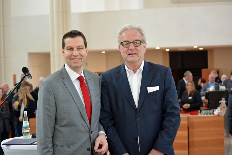 Michael Townsend (re.) mit OB Thomas Eiskirch
