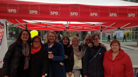 Die ASF Bochum um die Vorsitzende Lea Zindel (zweite von rechts) beim Internationalen Frauentag 2018 mit den beiden Ratsfrauen Simone Gottschlich (links) und Gaby Schäfer (dritte von rechts).