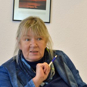 Gabriela Schäfer weist auf die Gefahren von E-Scootern hin.