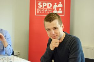 Ratsmitglied Jonathan Ströttchen fordert von der Verwaltung konkrete Zwitpläne zum Schulentwicklungsplan Grundschulen.
