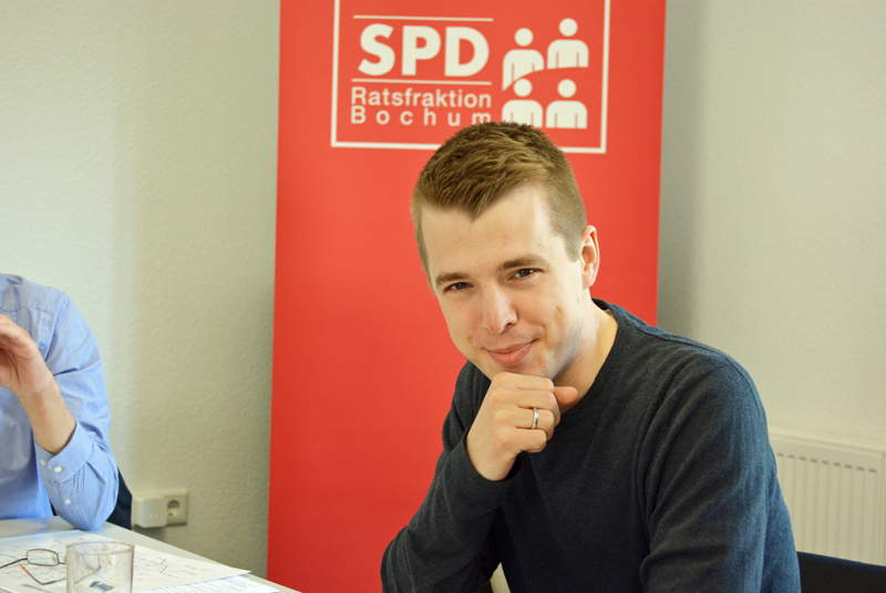 Ratsmitglied Jonathan Ströttchen fordert von der Verwaltung konkrete Zwitpläne zum Schulentwicklungsplan Grundschulen.