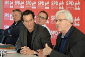 Eric Weik (Hauptgeschäftsführer der Industrie- und Handelskammer Mittleres Ruhrgebiet) und der Vorsitzende der SPD im Rat Dr. Peter Reinirkens