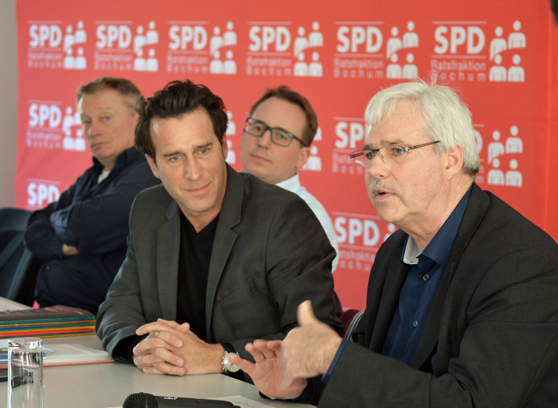 Eric Weik (Hauptgeschäftsführer der Industrie- und Handelskammer Mittleres Ruhrgebiet) und der Vorsitzende der SPD im Rat Dr. Peter Reinirkens