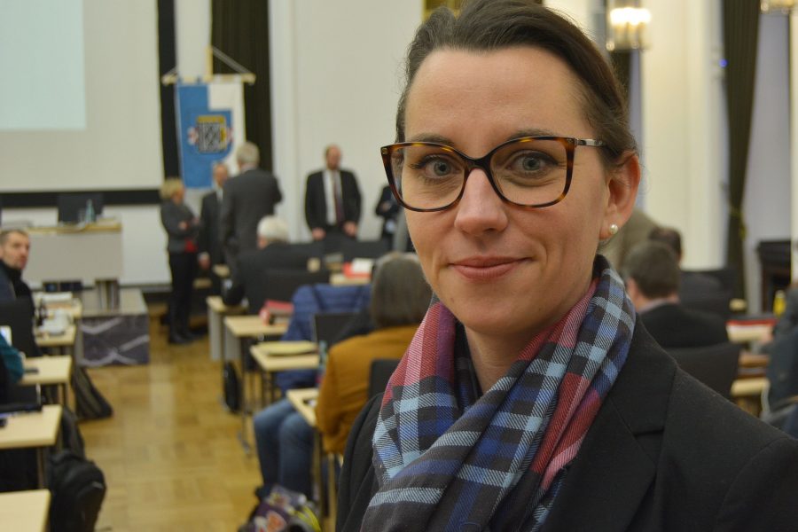 SPD-Ratsmitglied Deborah Steffens freut sich über die neuen Beutelspender, mahnt aber zur regelmäßigen Auffüllung.