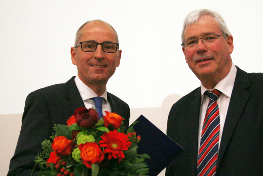 SPD-Fraktionsvorsitzender Dr. Peter Reinirkens (r.) gratuliert Dietmar Dieckmann nach dessen Vereidigung im Rat.