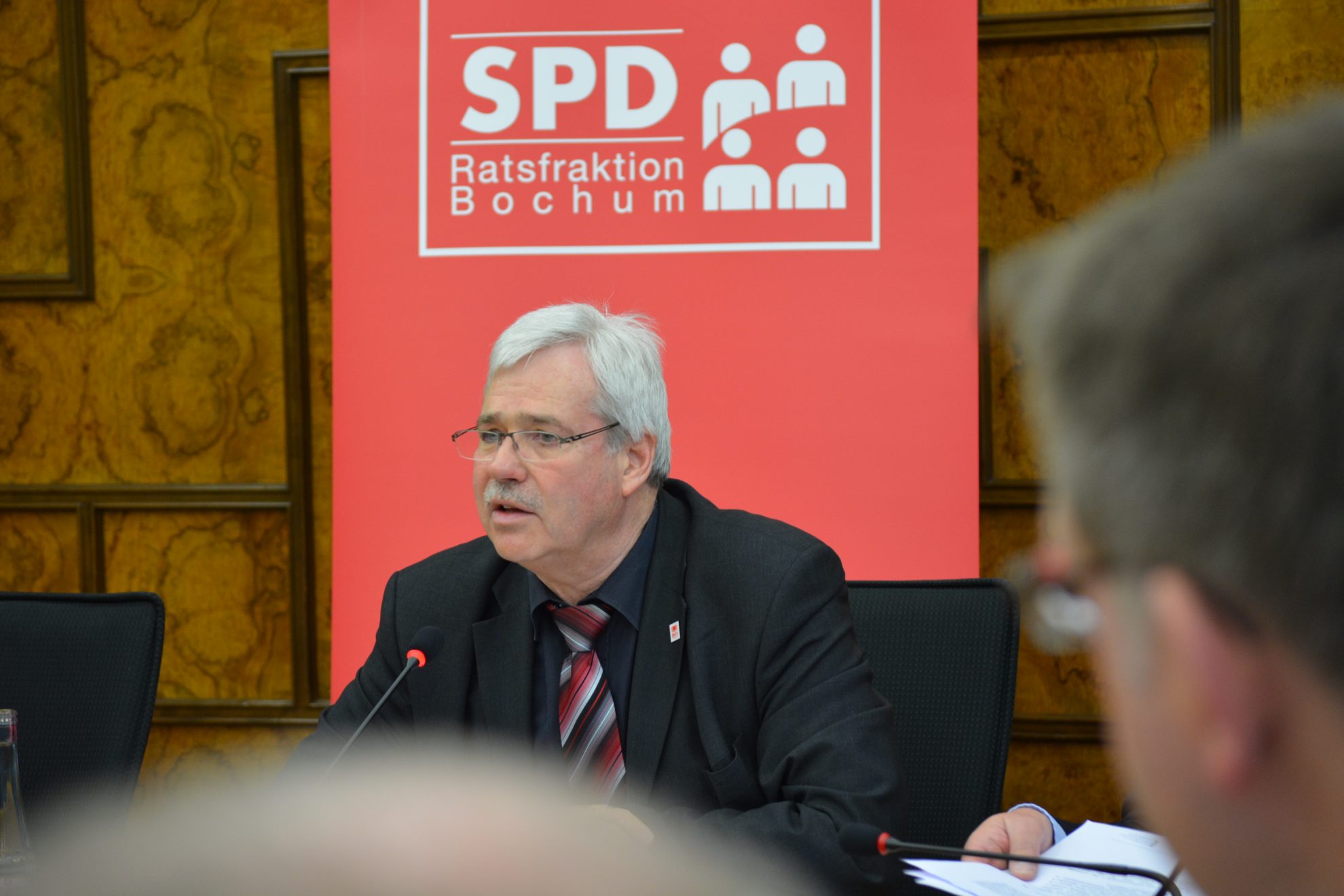 Der SPD-Fraktionsvorsitzende Dr. Peter Reinirkens fordert die Sanierung der 25 Kilometer schlechtesten Gehwege in Bochum.