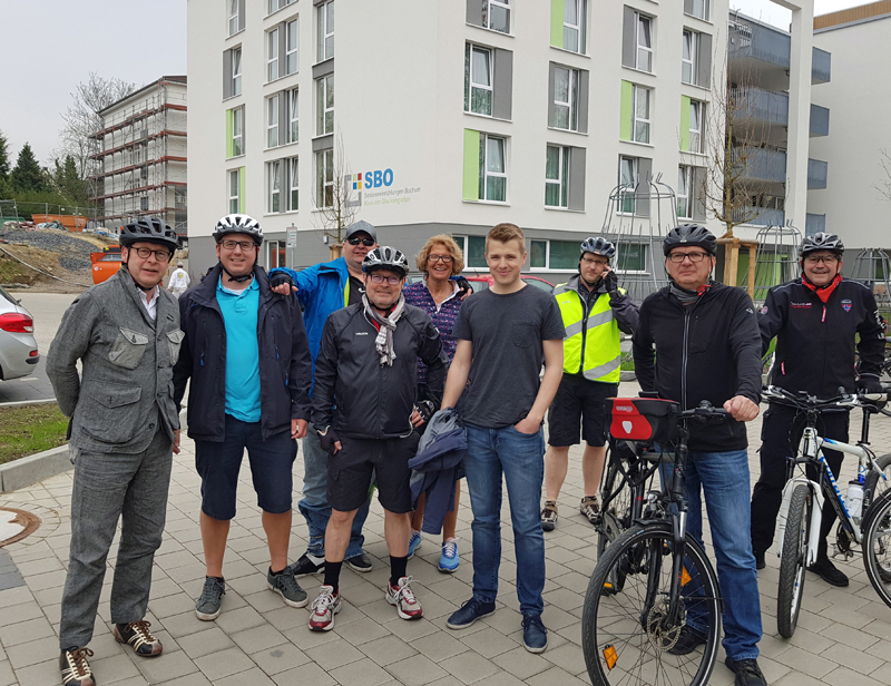 SPD-Fraktion: Bei der Fahrrrad-Exkursion sahen sich die Ratsmitglieder den Neubau der Senioreneinrichtungen in Altenbochum an.