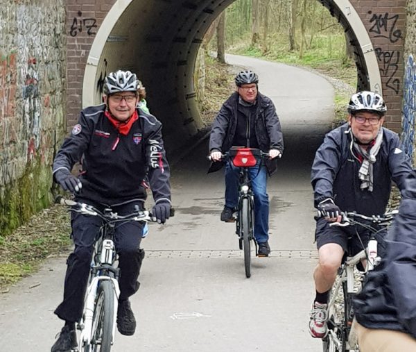 Über die Springorumtrasse ging es Richtung Schlosspark Weitmar. Die Verbindung zwischen Trasse und Park durch die kurzen Tunnel ist im vergangenen Jahr freigegeben worden.