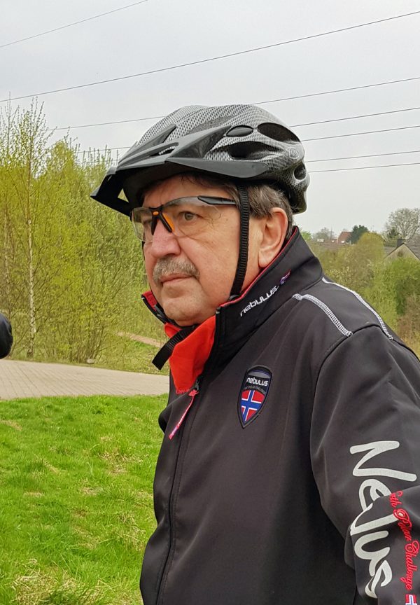 Das Parkband West führt am Gedenkort "Zwangsarbeiterlager Saure Wiese" vorbei. Im Bild: Ratsmitglied Klaus Hemmerling