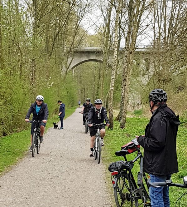 Kurz vor dem Schlosspark machten die SPD-Ratsmitglieder einen kurzen Abstecher Richtung Neveltalbrücke. Das Land will die Brücke erneuern. Der Ausschuss für Infrastruktur und Mobilität hatte in diesem Zusammenhang gefordert, auf beiden Seiten der Brücke Platz für Radwege einzuplanen und eine für entsprechende Anbindung der Springorumtrasse zu sorgen.
