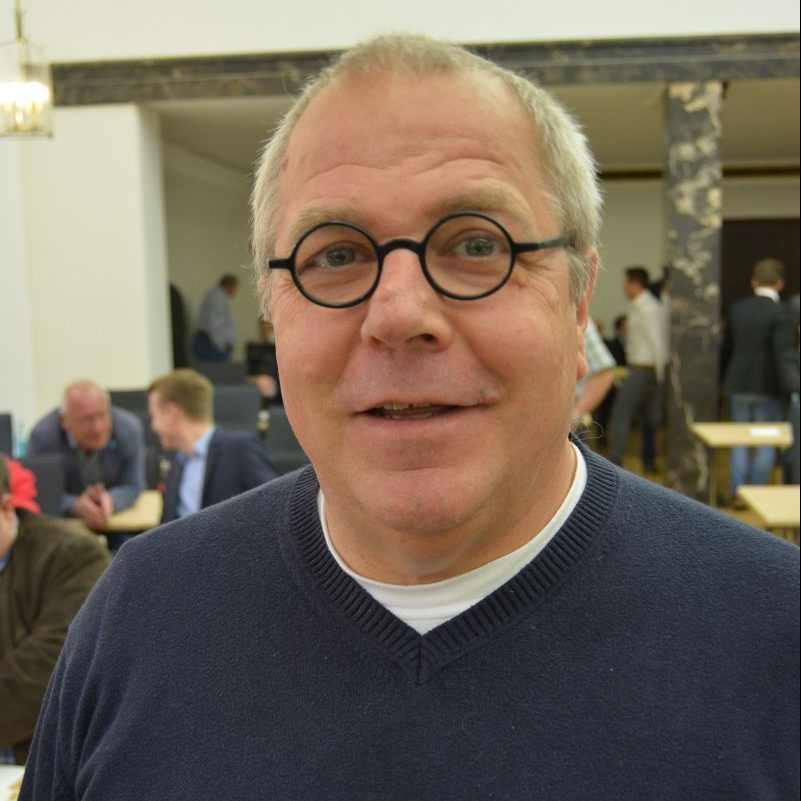 Ratsmitglied Johannes Scholz-Wittek setzt sich für neue Trauerorte in Bochum ein.