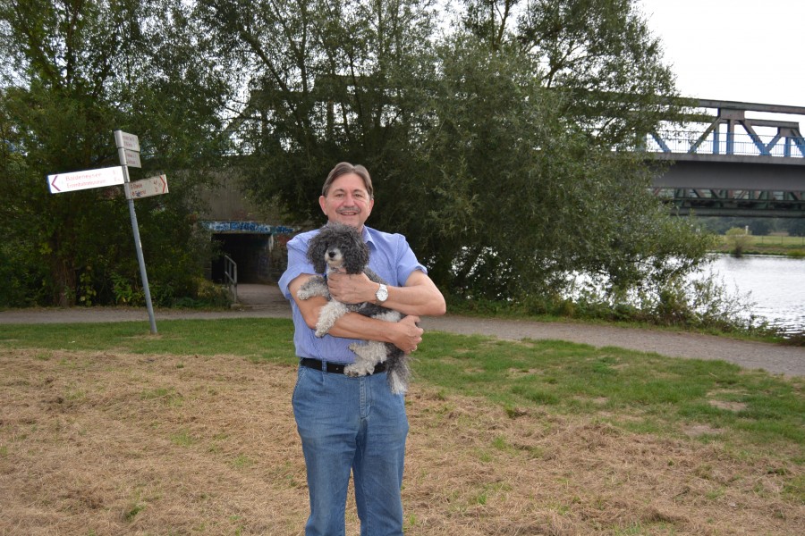 Klaus Hemmerling (SPD) setzt sich für mehr Hundewiesen in Bochum ein.