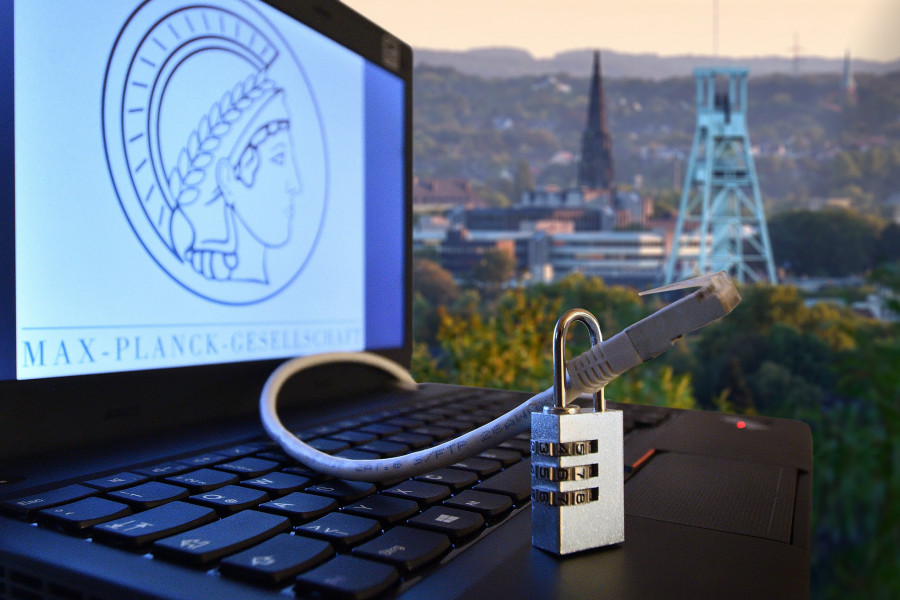 Symbolbild: Laptop mit Logo und Datenkabel in einem Vorhängeschloss als Illustration eines geplanten Instituts für Cybersicherheit der Max-Planck-Gesellschaft in Bochum