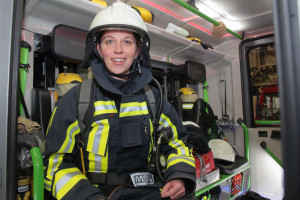 SPD-Ratsfrau Deborah Steffens trat ein 24-Stunden-Praktikum bei der Feuerwehr an.