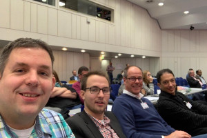 Ein Teil der Delegierten der SPD Bochum (v.l.n.r.: Jens Matheuszik, Lennart Schnell und Thorsten Kröger) sowie Oliver Basu Mallick, der Kandidat der SPD Bochum für das Europäische Parlament auf der Europadelegiertenkonferenz der NRWSPD