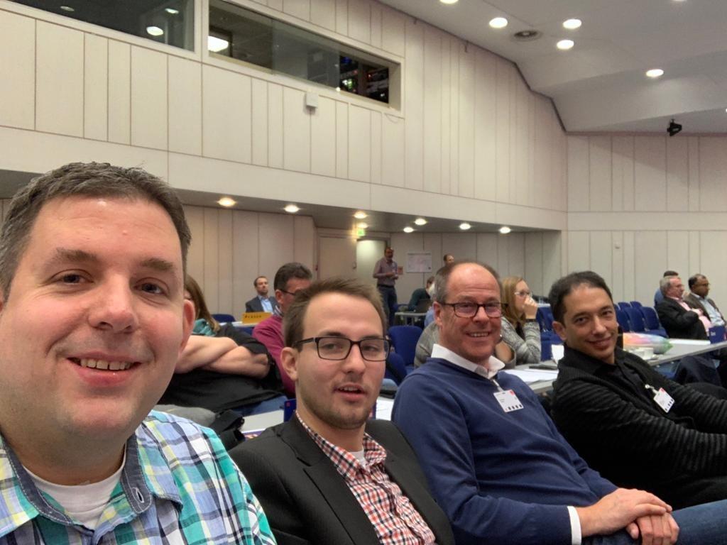 Ein Teil der Delegierten der SPD Bochum (v.l.n.r.: Jens Matheuszik, Lennart Schnell und Thorsten Kröger) sowie Oliver Basu Mallick, der Kandidat der SPD Bochum für das Europäische Parlament auf der Europadelegiertenkonferenz der NRWSPD