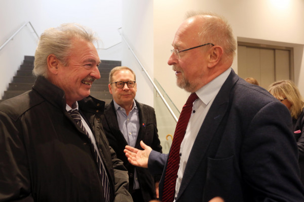 Festveranstaltung zu Ehren von Bernd Faulenbach und Christoph Zöpel: Festredner Jean Asselborn (links), Außenminister von Luxemburg, wird vom Bochumer MdB Axel Schäfer begrüßt