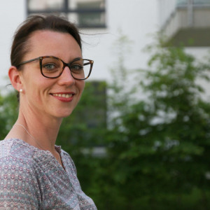 SPD-Ratsmitglied Deborah Steffens setzt sich für eine Aufwertung der Hundewiesen in Bochum ein.