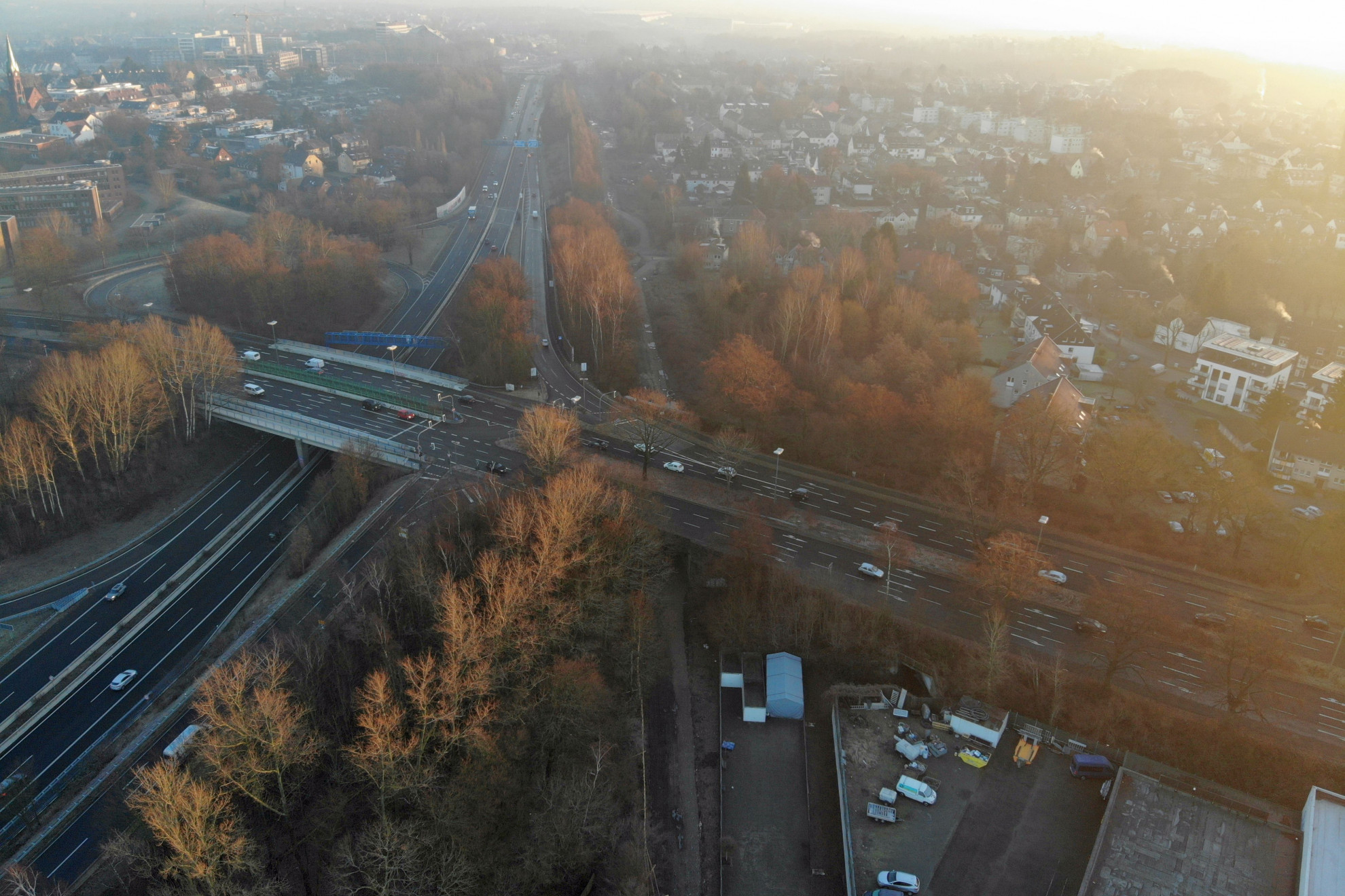 Die ehemalige Opelbahn führt von der Wohlfahrtstraße zum Opelgelände und passiert dabei die Königsallee und läuft parallel zur A448.