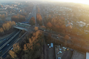Die ehemalige Opelbahn führt von der Wohlfahrtstraße zum Opelgelände und passiert dabei die Königsallee und läuft parallel zur A448.