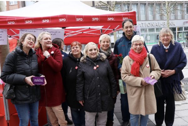 Die Arbeitsgemeinschaft Sozialdemokratischer Frauen (ASF) Bochum anlässlich der Frauenwoche zum Weltfrauentag auf dem Boulevard in Bochum u.a. mit dem SPD-Europakandidaten Oliver Basu Mallick