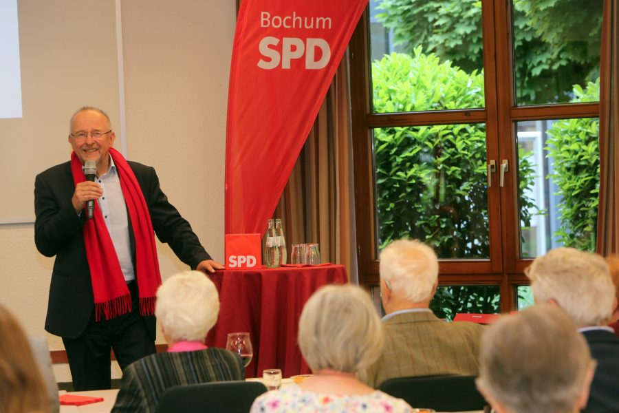 Der Bundestagsabgeordnete und Ortsvereinsvorsitzende der SPD Querenburg, Axel Schäfer, bei der Begrüßung zur Jubilarehrung