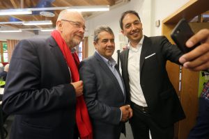 Bochums Bundestagsabgeordneter Axel Schäfer, der Bundestagsabgeordnete Sigmar Gabriel und Oliver Basu Mallick, der Kandidat der SPD Bochum zur Europawahl