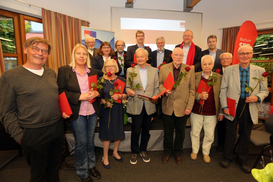 Die Jubilare der SPD Bochum-Querenburg mit dem Laudator Sigmar Gabriel