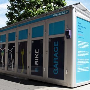 Bei größeren Veranstaltungen können mobile E-Bike-Garagen aufgestellt werden, um die Anfahrt mit dem Fahrrad attraktiver zu machen.