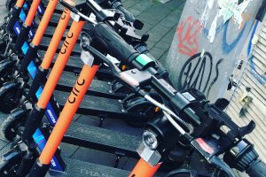 Die SPD im Rat hat einen umfangreichen Fragenkatalog zum Thema E-Scooter aufgestellt. (Archivbild)