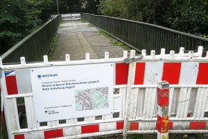 Noch ist die Brücke über den Hofsteder Bach gesperrt. Dank eines SPD-Antrages, wird sie aber erneuert.