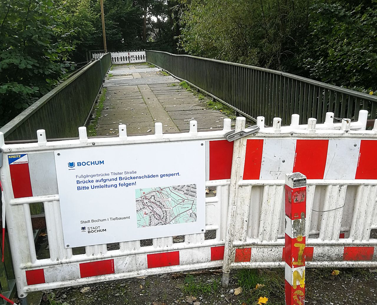 Noch ist die Brücke über den Hofsteder Bach gesperrt. Dank eines SPD-Antrages, wird sie aber erneuert.