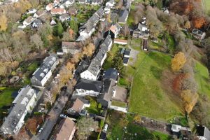 Die Straße "Am Sonnenberg" muss dringend erneuert werden. Die SPD im Rat will aber verhindern, dass auf die Anwohner unnötig hohe Kosten zukommen.