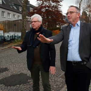 Peter Reinirkens (l.) und Bezirksbürgermeister Marc Gräf machen sich ein Bild von Zustand des Sonnenbergs.