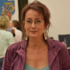 SPD-Ratsfrau Simone Gottschlich hat Fragen zu den Straßensanierungen in Altenbochum.