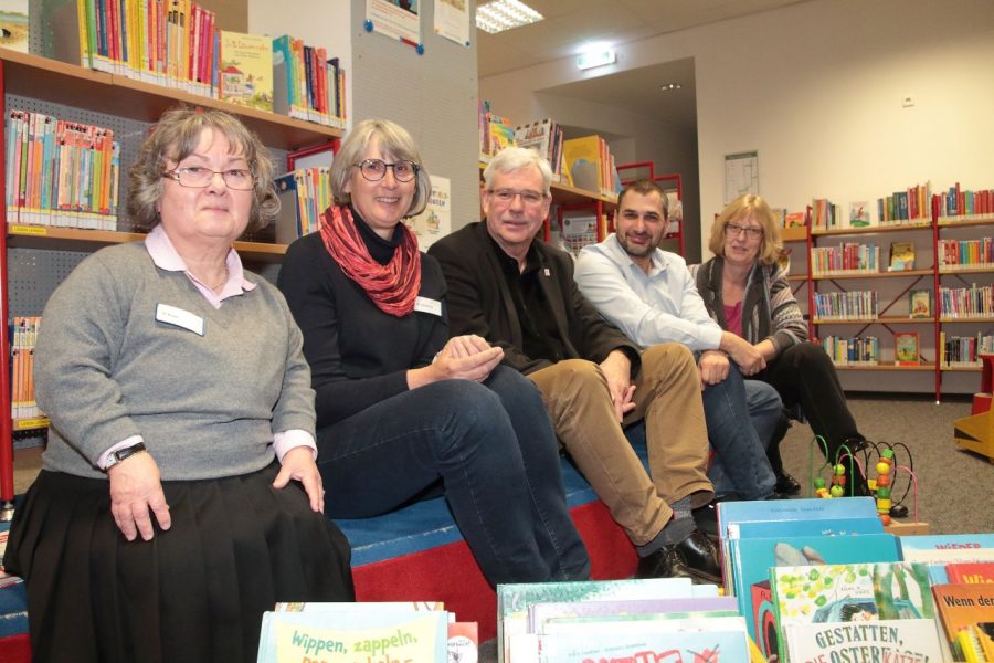 Peter Reinirkens (Mitte) zu Besuch in der Zweigbücherei Linden. Er hat mit Vera Rüdel, Martina Leinemann, Meheddiz Gürle und Anette Kilfitt (v.l.) über die Zukunft des Standorts gesprochen.
