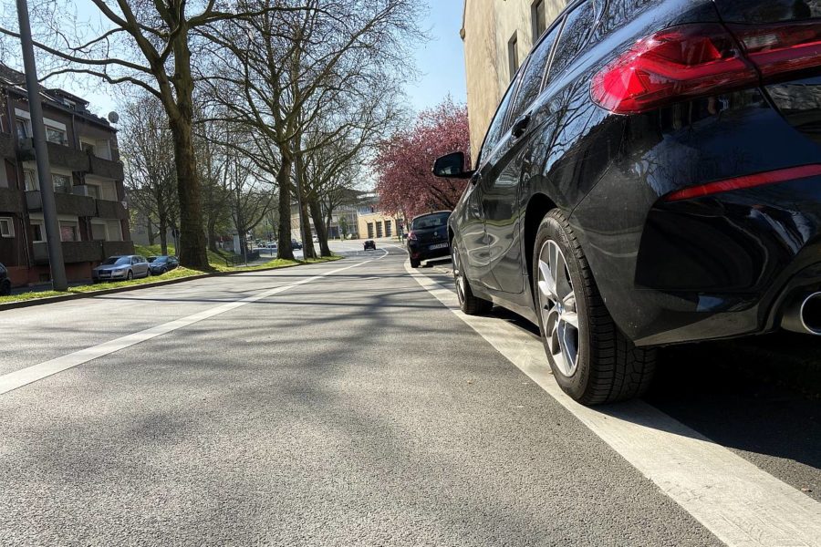 Auf der Bessemer Straße parken viele Fahrzeuge gekippt auf dem Gehweg. Manchmal ragen sie auch auf den Radweg und provozieren gefährliche Situationen.