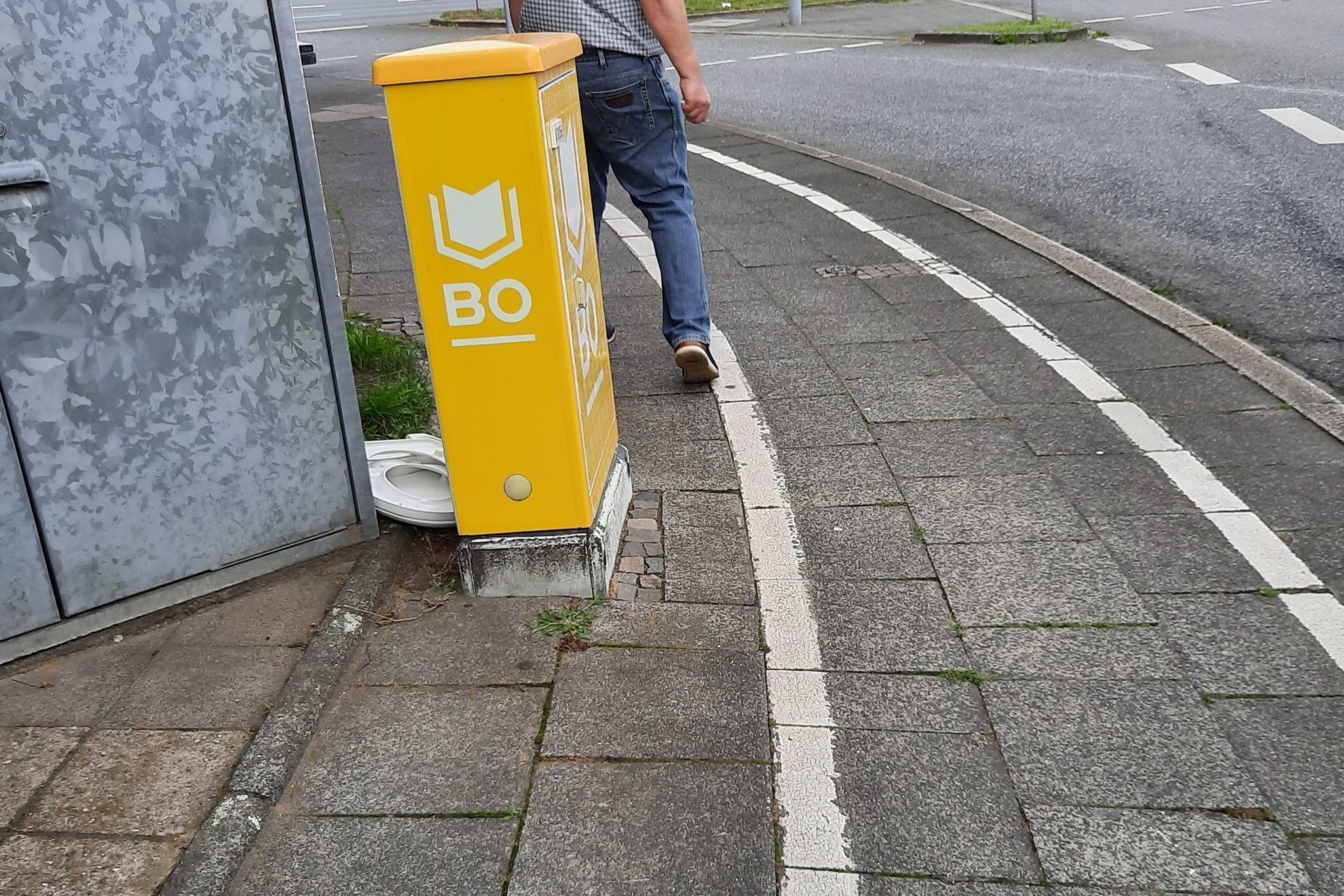 Bei ihrer Tour durch Hofstede hat Martina Schnell einige Mängel gefunden. Zu schmale Geh- und Radwege gehörten dazu.