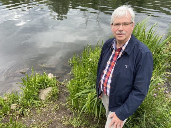 Peter Reinirkens schaut sich den Ort der künftigen Badestelle an.