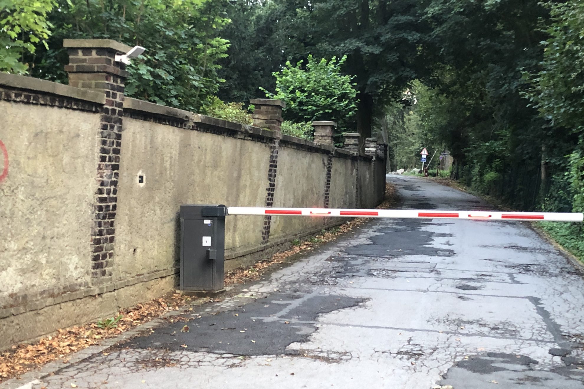 Der Eigentümer hat die Kemnastraße für Rufgänger*innen gesperrt - entgegen einer Abmachung mit der Stadt.