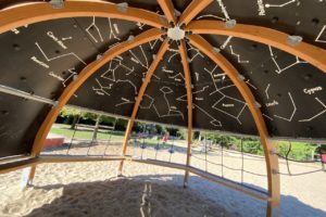 Ein bespielbares Planetarium schützt jetzt im Stadtpark vor der Sonne.