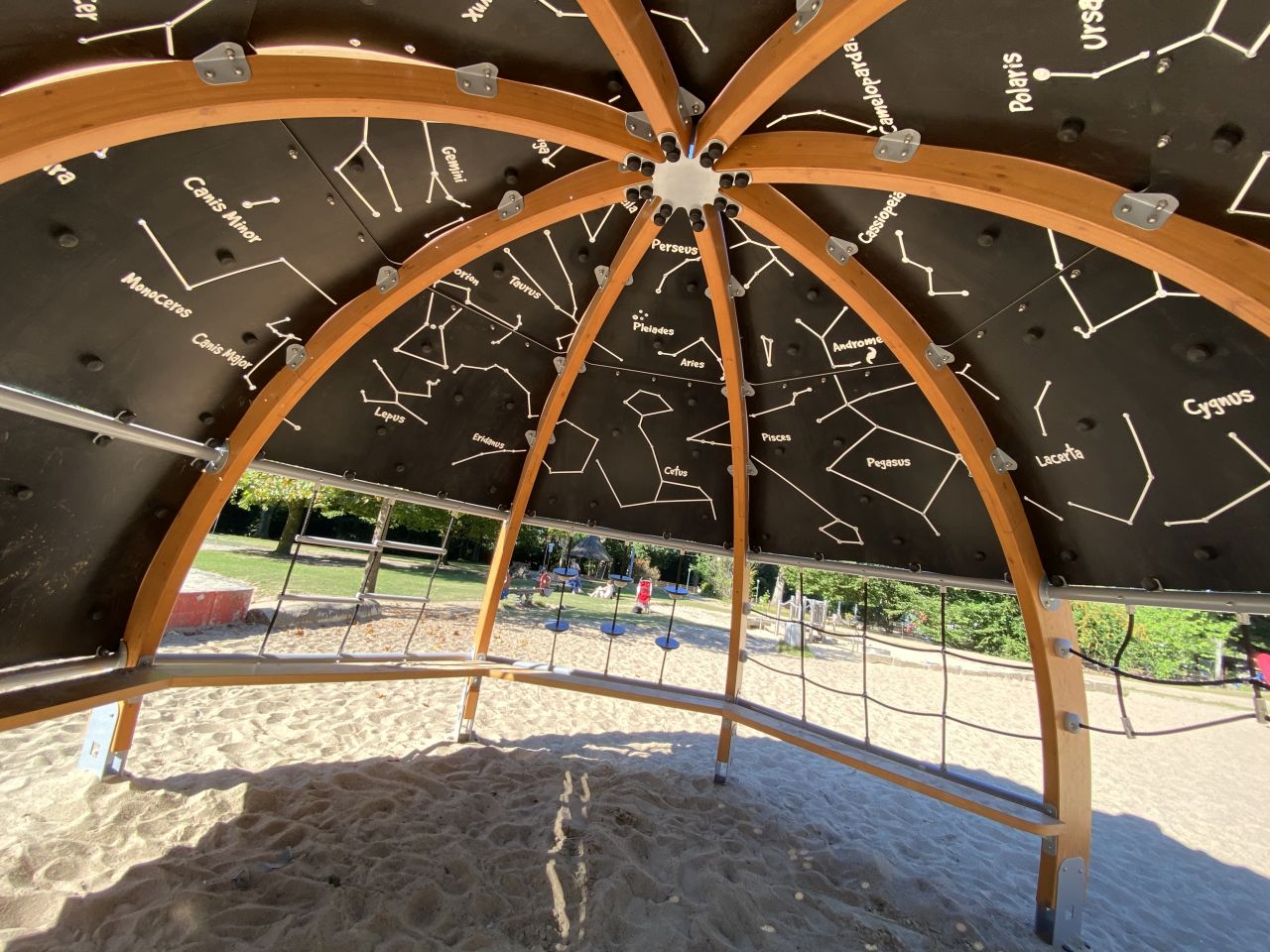 Ein bespielbares Planetarium schützt jetzt im Stadtpark vor der Sonne.
