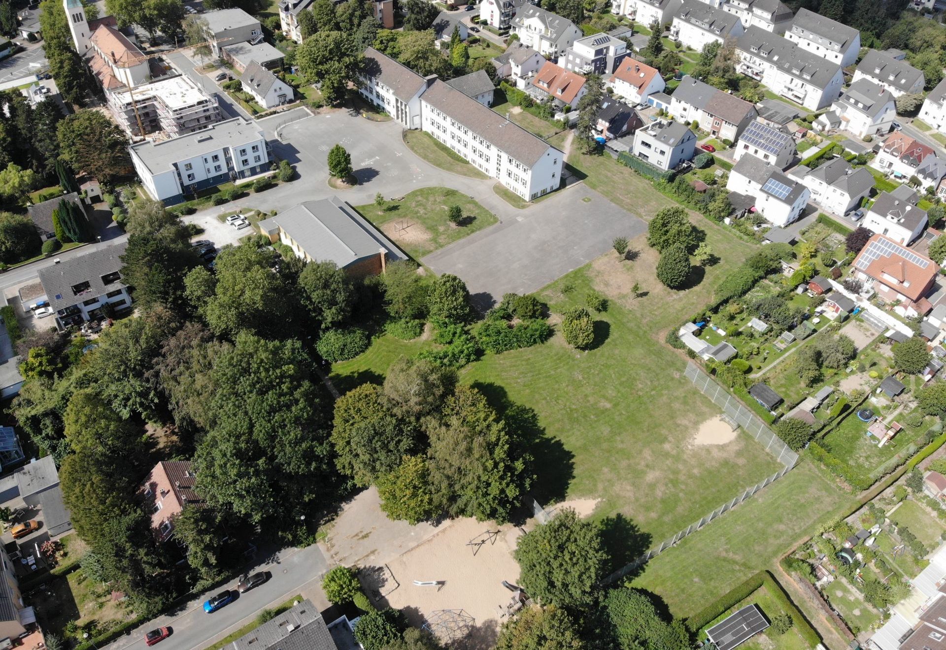 Der Schulhof der Grundschule Laer, der Bolzplatz und der Spielplatz sollen neu gestaltet und ein Treffpunkt für die Laerschen werden.