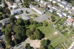 Der Schulhof der Grundschule Laer, der Bolzplatz und der Spielplatz sollen neu gestaltet und ein Treffpunkt für die Laerschen werden.
