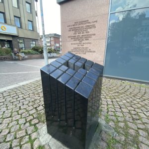 Aktuell erinnert eine Inschrift und ein Marmorblock an Fritz Husemann.