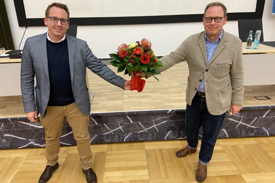 Der SPD-Unterbezirksvorsitzende Dr. Karsten Rudolph (r.) gratuliert Burkart Jentsch zur gewonnenen Wahl.